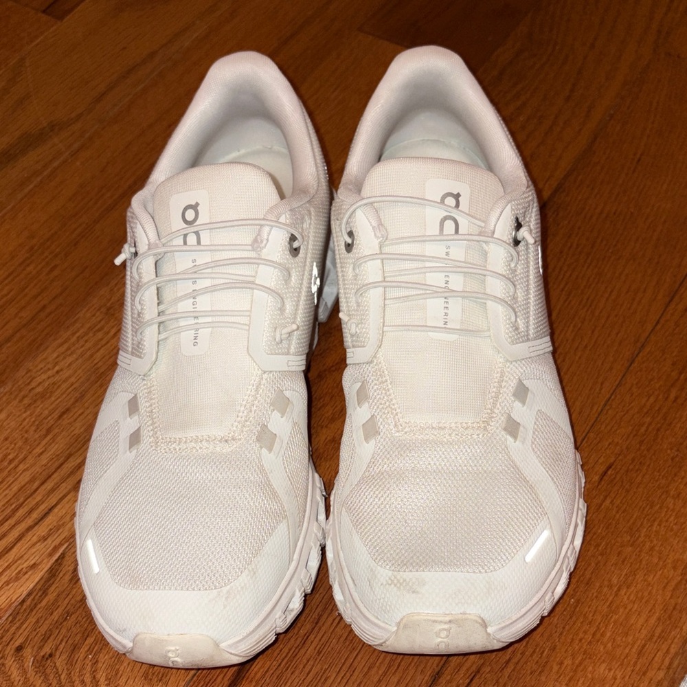 Woman's cloud white sneakers